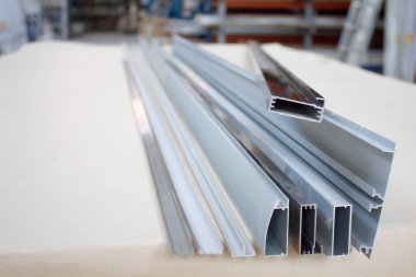 Bükülmüş metal profil kanal. Mobilya parçaları.