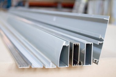 Bükülmüş metal profil kanal. Mobilya parçaları.