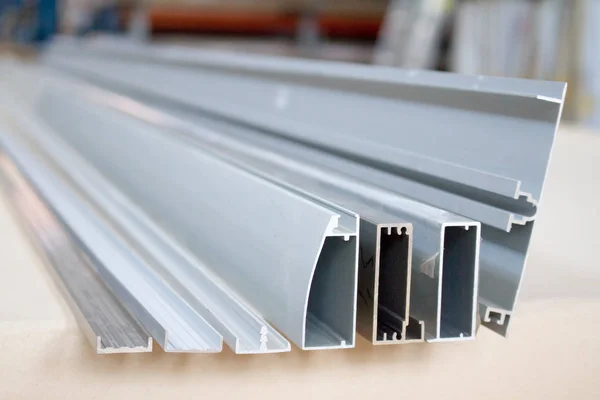 Bükülmüş metal profil kanal. Mobilya parçaları.