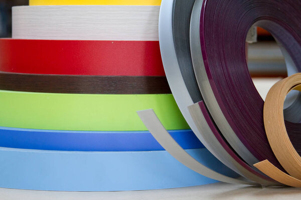 Многоцветные кабины из ПВХ кромки и меланина для производства мебели. Пирамида Ли
.