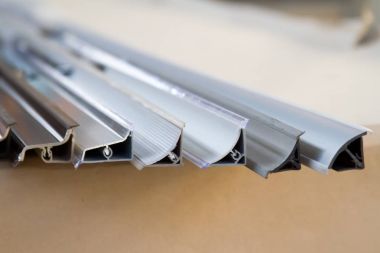 Farklı boyut ve şekillerde silikon yastıkları ile tezgah için mutfağa metal Süpürgelik.