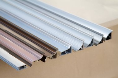 Farklı boyut ve şekillerde silikon yastıkları ile tezgah için mutfağa metal Süpürgelik.