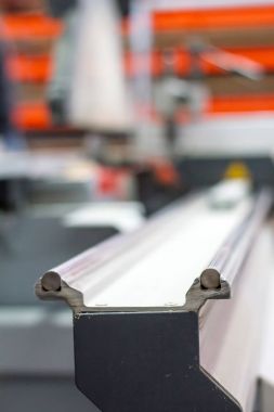 Adam ahşap testere iş başında. Daire testere. Ahşap, parçacık yönetim kurulu ve Sunta testere bir makine.