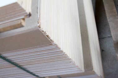 MDF, sunta. Farklı kalınlıklarda ve renk ahşap paneller.