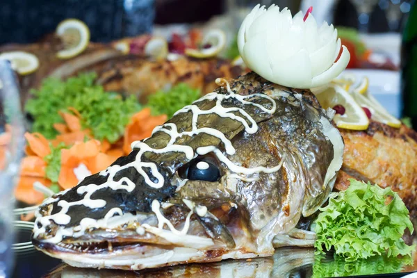 Pike recheado e cozido. Um ambiente de mesa festiva . — Fotografia de Stock