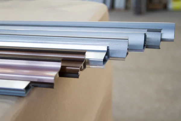 Plinto de metal a la cocina para la encimera con almohadillas de silicona de diferentes tamaños y formas . — Foto de Stock