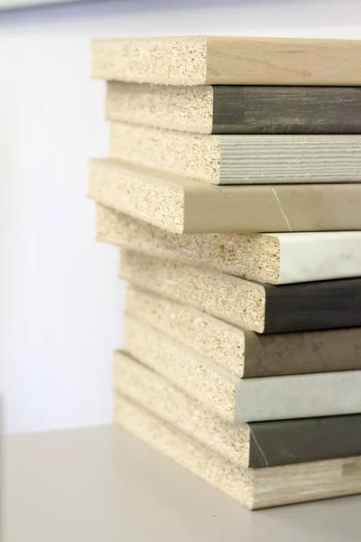 MDF, PARTICLE BOARD. Paneles de madera de diferentes espesores y colores . — Foto de Stock