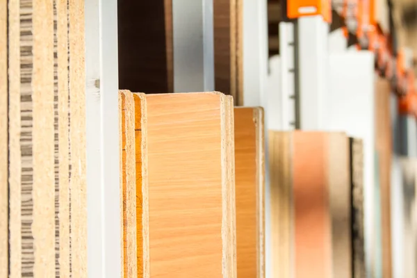 MDF, sunta. Farklı kalınlıklarda ve renk ahşap paneller.