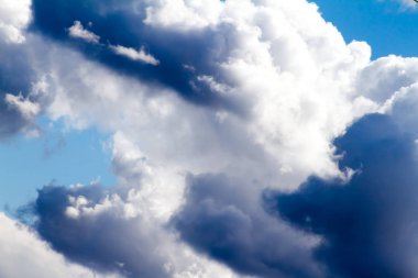 Thunderclouds gökyüzünde.