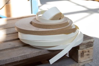 Pvc kenar ve melanin mobilya üretimi için çok renkli bobin. Piramit yalan.