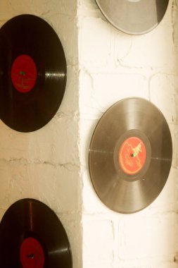 Gelin kırmızı elbise ve beyaz ayakkabı.