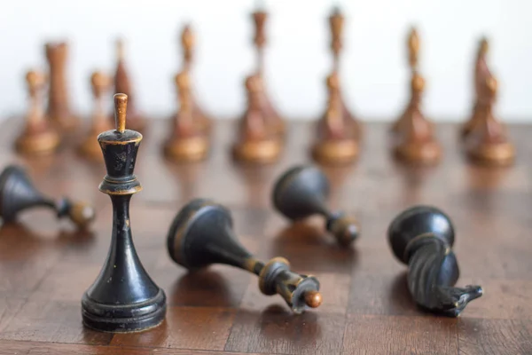 Vintage dřevěné šachové figurky na staré šachovnice. — Stock fotografie