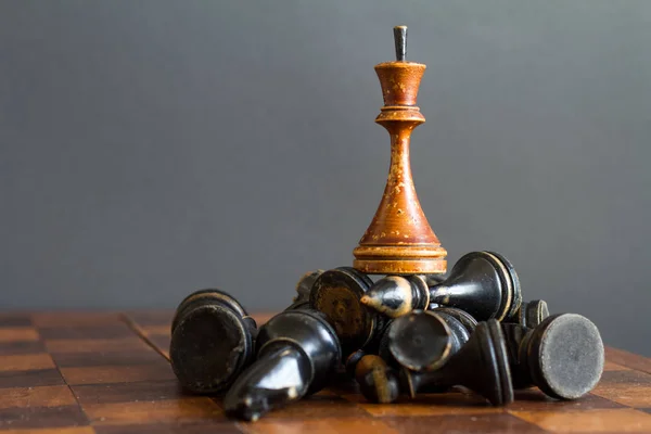 Peças de xadrez de madeira vintage em um velho tabuleiro de xadrez . — Fotografia de Stock
