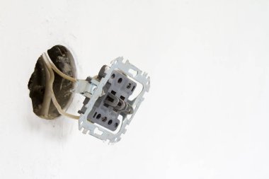 Beyaz duvardaki elektrik kontağı montajı