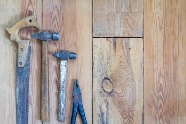 Marangozluk aletleri üzerinde bir ahşap masa üstü