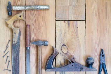 Marangozluk aletleri üzerinde bir ahşap masa üstü