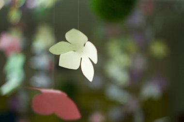 Çok renkli kağıt çiçekler bir arka plan el yapımı.