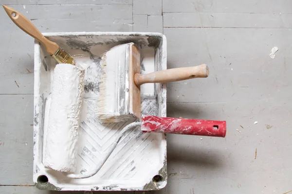 Roller Painting Container and the Painting Roller. — Stock Photo, Image