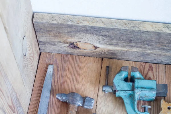 木工工具在木制的桌子上 — 图库照片