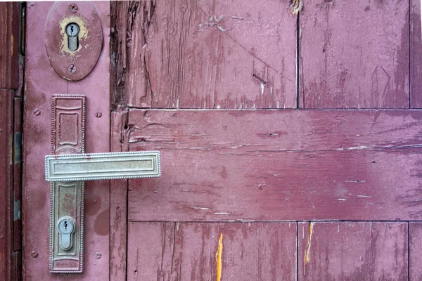 Fragmento de una vieja puerta de madera — Foto de Stock