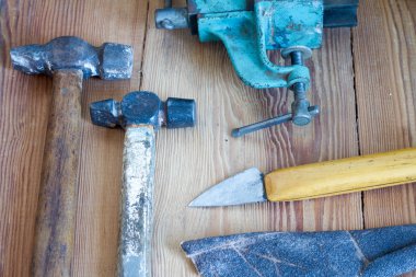 Marangozluk aletleri üzerinde bir ahşap masa üstü