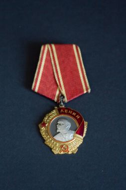 Lenin sırasını siyah arka plan üzerine