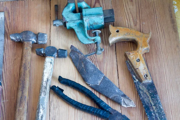 Timmerwerk tools op een houten tafelblad — Stockfoto