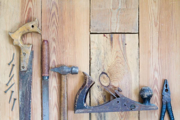 Narzędzia stolarskie na drewnianym blatem — Zdjęcie stockowe