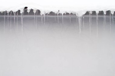 Çatıda buz saçakları.