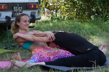 Bir grup genç insan yoga yaparken.