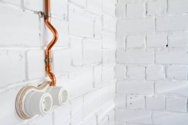 Bir bağbozumu priz ve elektrik kablolarını bakır tüp.