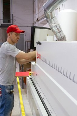 Endüstriyel marangoz alt ağaç kesme makinesi ahşap kapı mobilya imalatı sırasında çalışma