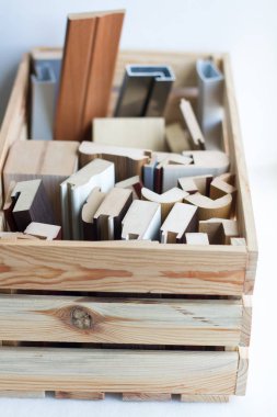 Mobilya takımları. Ahşap süpürgelikler.