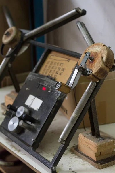 멜 라 닌을 측정 하기 위한 기계입니다. 가구 제조. — 스톡 사진
