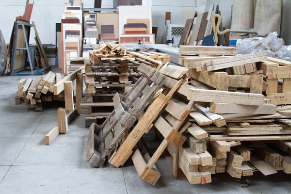 Um pacote de partes de um aglomerado na fabricação de móveis . — Fotografia de Stock