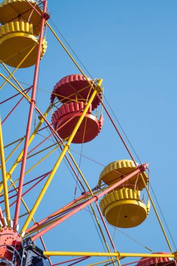 Vintage dönme dolap üzerinde turkuaz gökyüzü