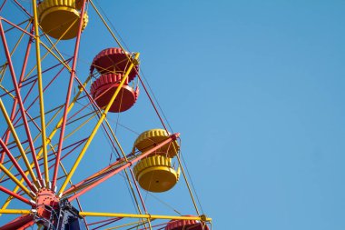 Vintage dönme dolap üzerinde turkuaz gökyüzü