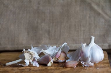 Antika arka plan üzerinde taze sarımsak