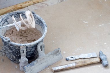 Beton zemin üzerine inşaat araçları. Metin için yer kopyalayın.