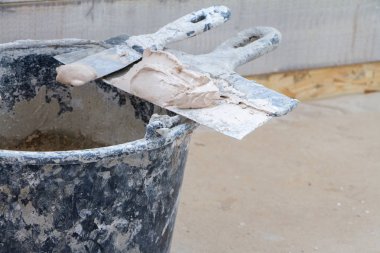 Beton zemin üzerine inşaat araçları. Metin için yer kopyalayın.