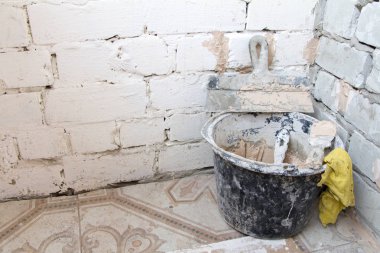 Beton zemin üzerine inşaat araçları. Metin için yer kopyalayın.