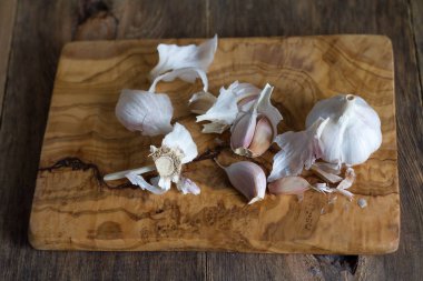 Antika arka plan üzerinde taze sarımsak