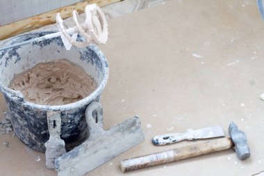 Beton zemin üzerine inşaat araçları. Metin için yer kopyalayın.