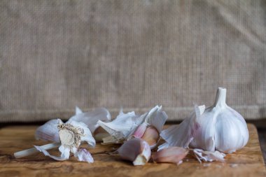 Antika arka plan üzerinde taze sarımsak