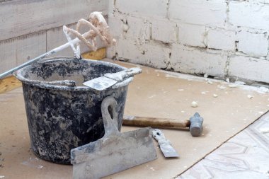 Beton zemin üzerine inşaat araçları. Metin için yer kopyalayın.