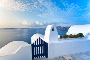 Yunanistan 'ın Santorini adasında beyaz mimari.