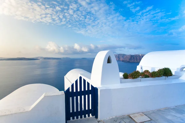 Architettura bianca sull'isola di Santorini, Grecia. Immagine Stock