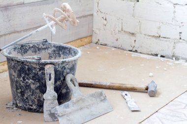 Beton zemin üzerine inşaat araçları. Metin için yer kopyalayın.