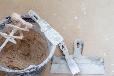 Beton zemin üzerine inşaat araçları. Metin için yer kopyalayın.