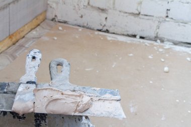 Beton zemin üzerine inşaat araçları. Metin için yer kopyalayın.